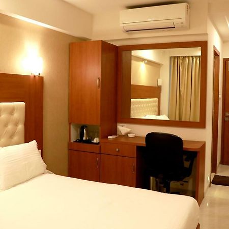 Hotel Lords, Fort Мумбай Екстериор снимка