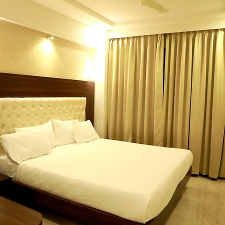 Hotel Lords, Fort Мумбай Екстериор снимка