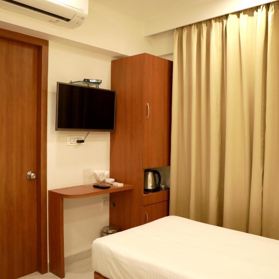 Hotel Lords, Fort Мумбай Екстериор снимка