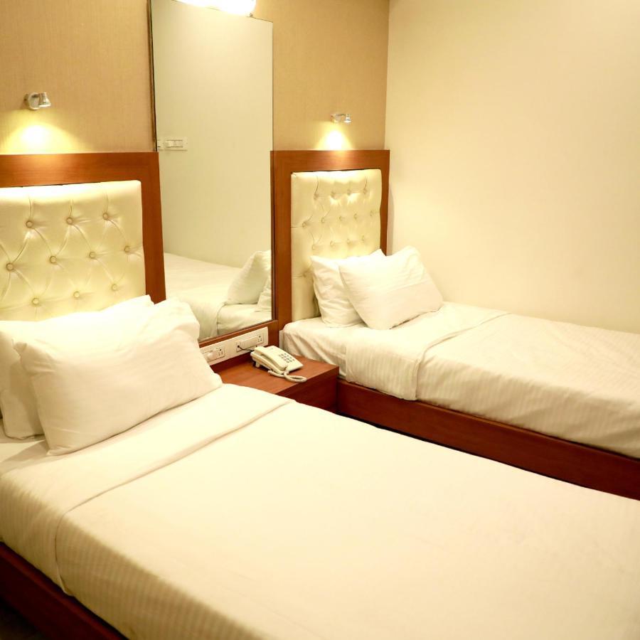 Hotel Lords, Fort Мумбай Екстериор снимка