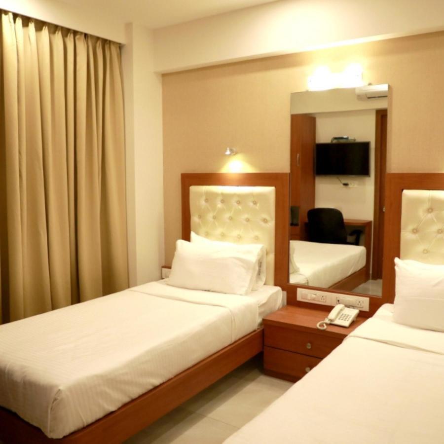 Hotel Lords, Fort Мумбай Екстериор снимка