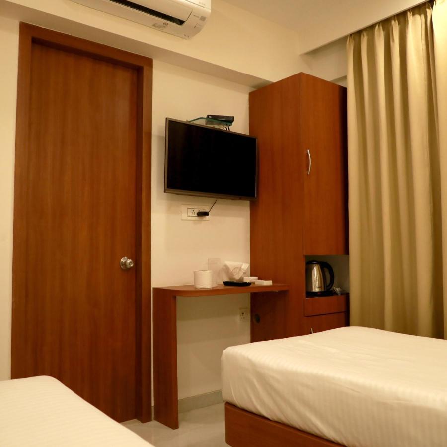 Hotel Lords, Fort Мумбай Екстериор снимка
