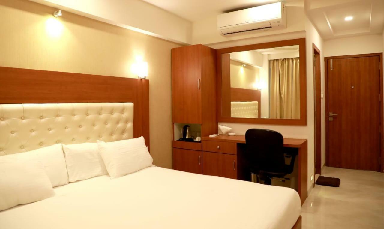 Hotel Lords, Fort Мумбай Екстериор снимка