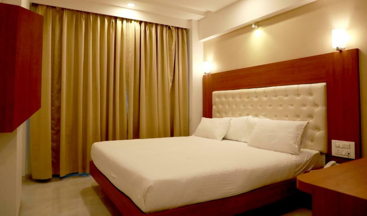 Hotel Lords, Fort Мумбай Екстериор снимка