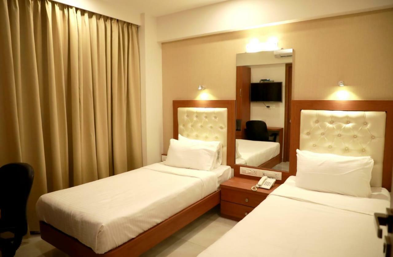 Hotel Lords, Fort Мумбай Екстериор снимка