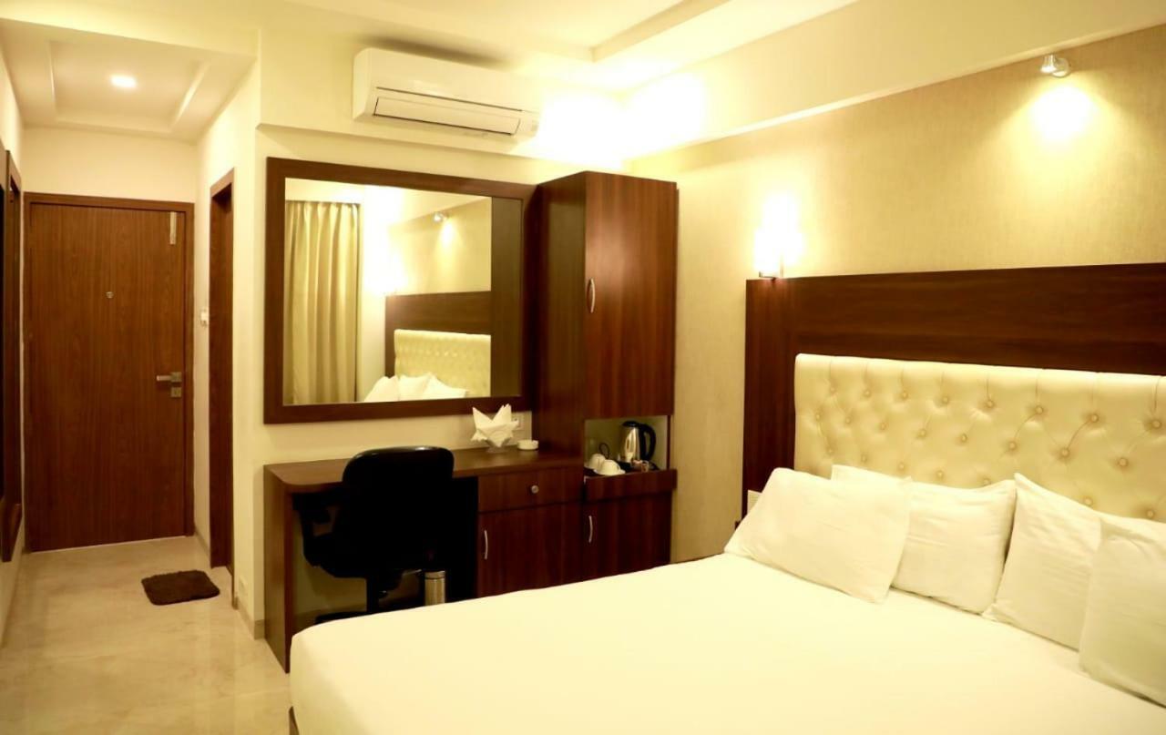 Hotel Lords, Fort Мумбай Екстериор снимка