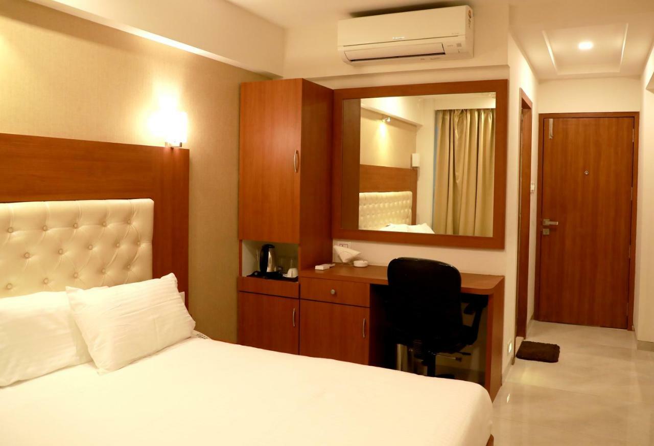 Hotel Lords, Fort Мумбай Екстериор снимка