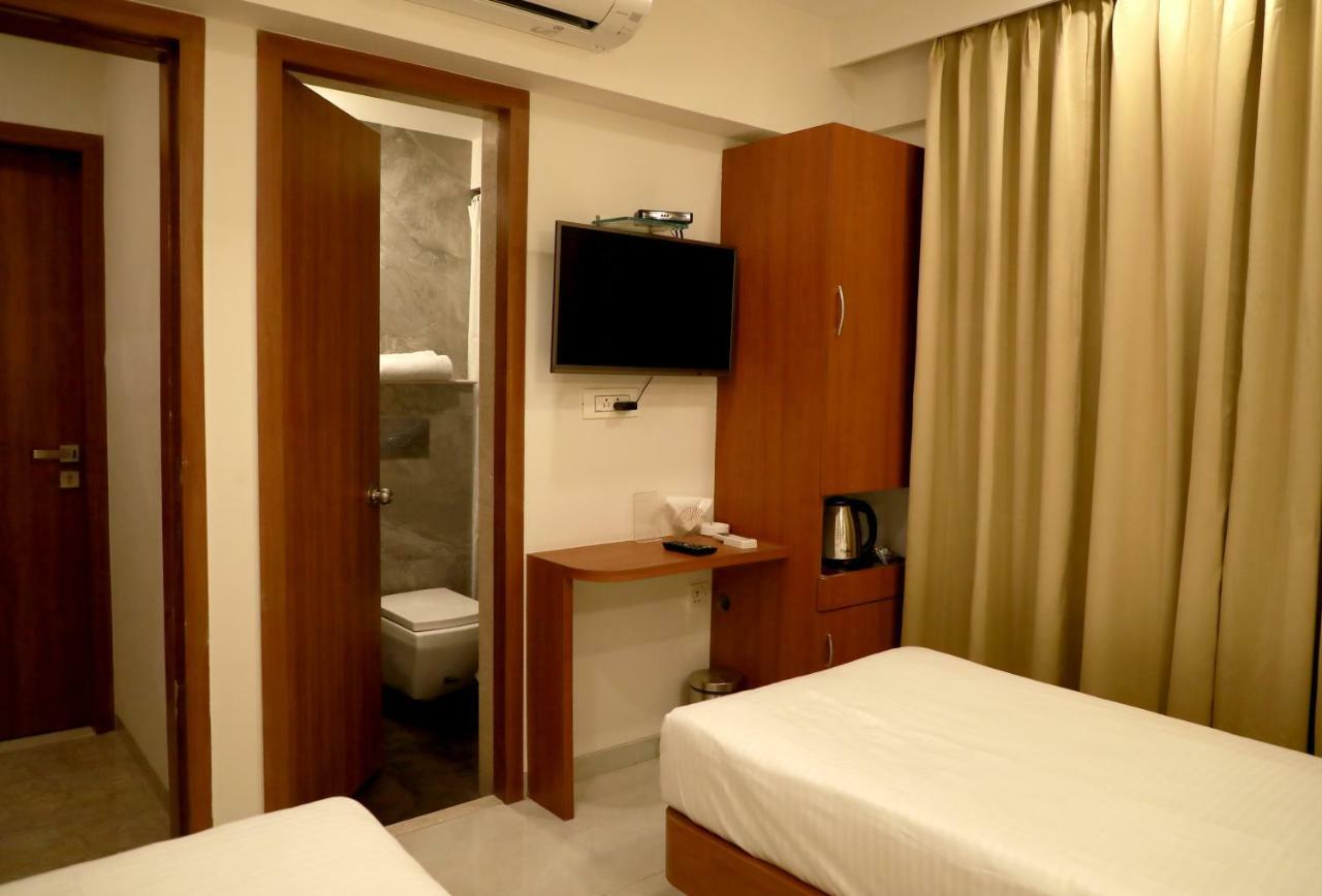 Hotel Lords, Fort Мумбай Екстериор снимка
