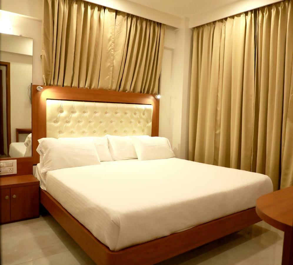 Hotel Lords, Fort Мумбай Екстериор снимка