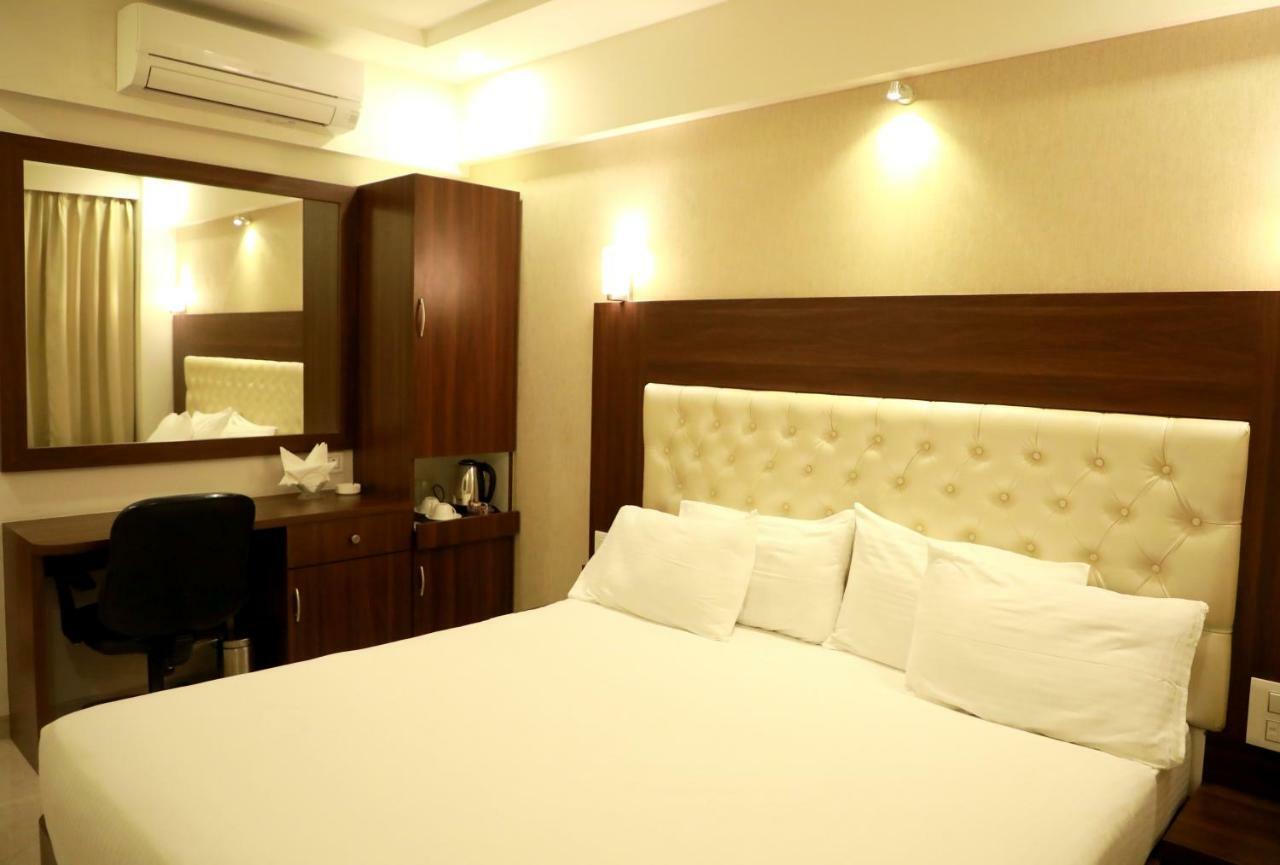 Hotel Lords, Fort Мумбай Екстериор снимка