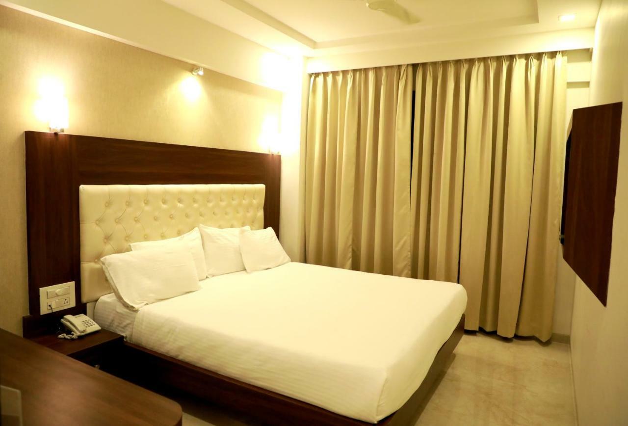 Hotel Lords, Fort Мумбай Екстериор снимка