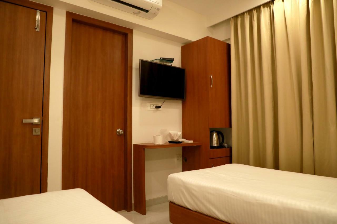 Hotel Lords, Fort Мумбай Екстериор снимка