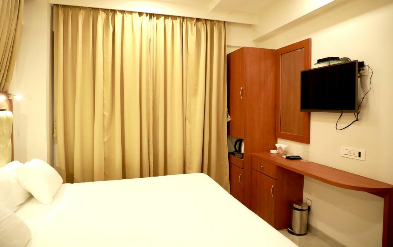 Hotel Lords, Fort Мумбай Екстериор снимка